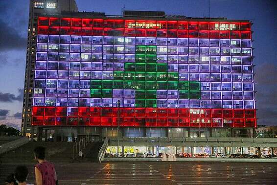 דגל לבנון על עיריית ת"א // צילום: יהושע יוסף
